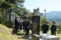 [동정] 김병수 경남경찰청장, 국가관리묘역 지정 함양 경찰묘지 참배