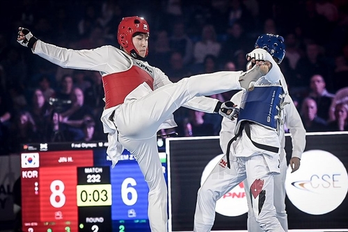진호준(왼쪽)의 남자 68㎏급 결승 경기 장면.