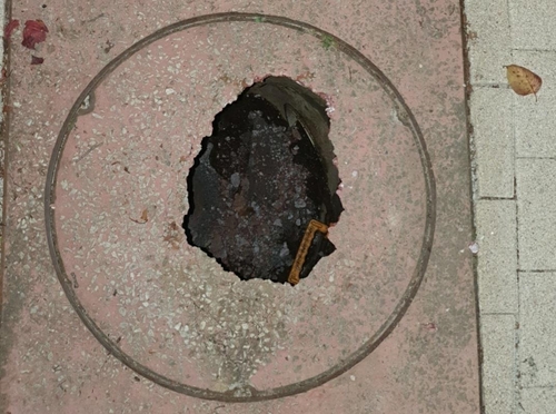 [OK!제보] 길 가는데 갑자기 폭삭…부서진 맨홀에 행인 빠져