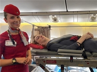 215cm 세계 최장신 여성, 좌석 6개 비운 덕에 생애 첫 비행