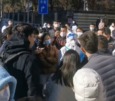 지난 26일 중국 베이징 차오양구의 아파트 단지에서 봉쇄에 항의하는 시위가 벌어졌다. [중국 소셜미디어 캡처. 재판매 및 DB 금지]