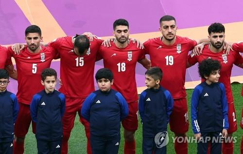 경기 시작 전 국가 연주에 침묵을 지키는 이란 선수들. 