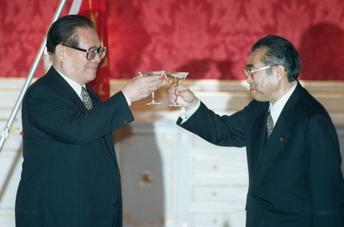 1998년 일본 방문한 장쩌민(왼쪽) 중국 국가주석