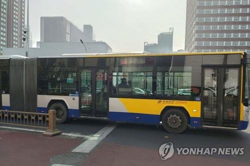 베이징 중심가를 다니는 버스