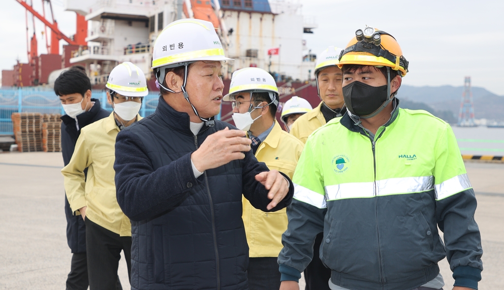 현장점검하는 박완수 경남도지사(왼쪽)