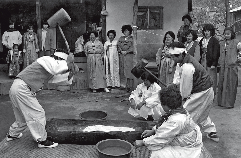 설을 앞두고 동네 사람들이 모여 떡메질을 하고 있다. 1983년[연합뉴스 자료사진]