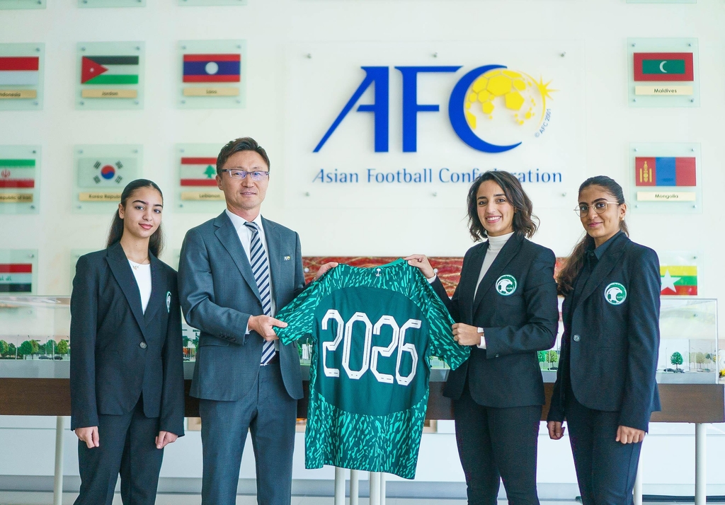 2026년 여자 아시안컵 개최 신청서를 전달하는 사우디아라비아 대표단. 