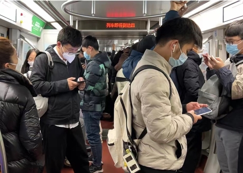 8일 출근시간대 베이징의 한 지하철 객차 내부
