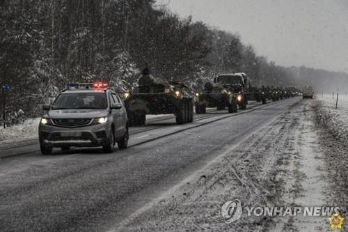 13일 벨라루스 모처에서 이뤄진 전투태세 점검을 위해 군용 차량들이 이동하고 있다. [벨라루스 국방부 제공. 로이터 연합뉴스 자료사진. 재판매 및 DB 금지] 