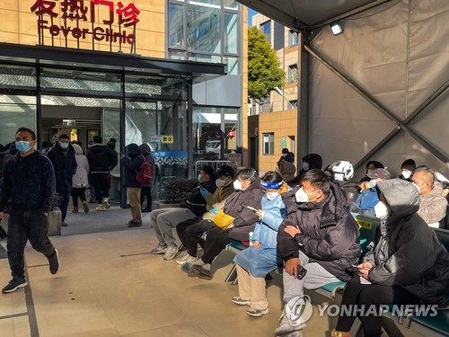 진료받기 위해 기다리는 중국 상하이 시민들
