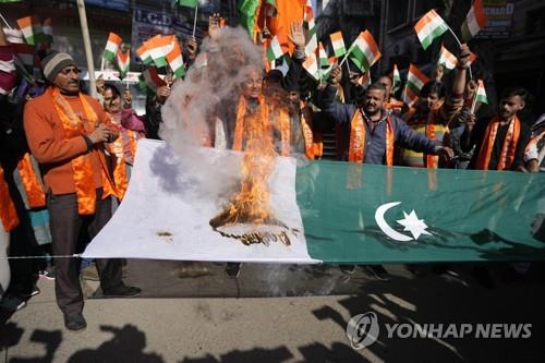 인도령 카슈미르에서 발생한 테러에 항의하며 파키스탄 국기를 불태우는 힌두교도.