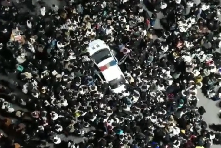 경찰차 둘러싼 중국인들