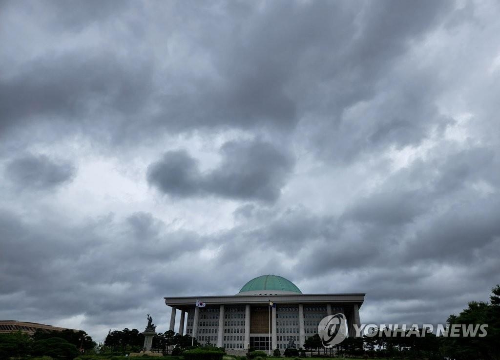 먹구름에 휩싸인 국회의사당