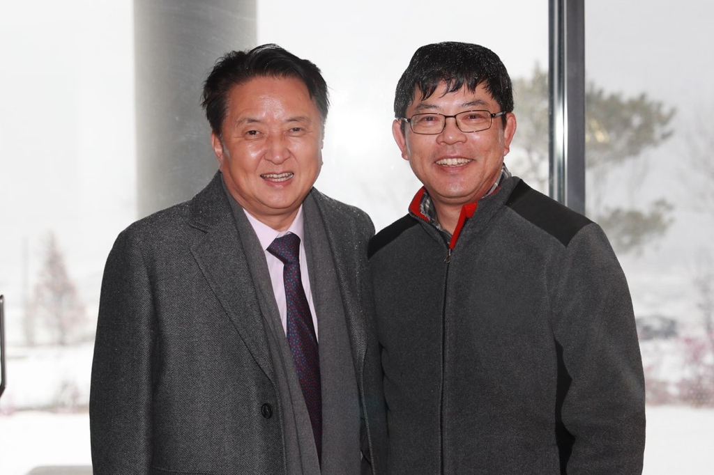김영환 지사(왼쪽)와 양상문 감독