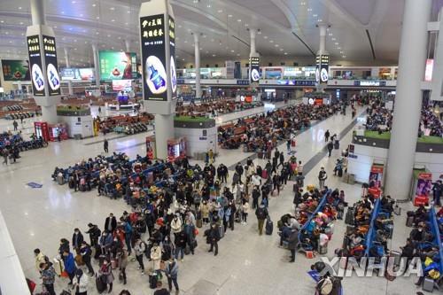 중국 신장 우루무치역에서 열차 기다리는 시민들 2023.1.7