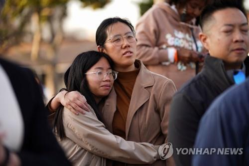 총격 희생자 추모 집회에 참석한 아시아계 주민들