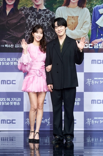 왼쪽부터 배우 임수향, 김정현