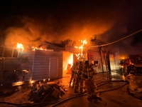 군산 돌침대 제조공장 화재…창고 2동 불타