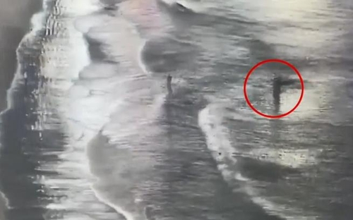 차가운 광안리 바다에 들어간 모녀…경찰이 구조