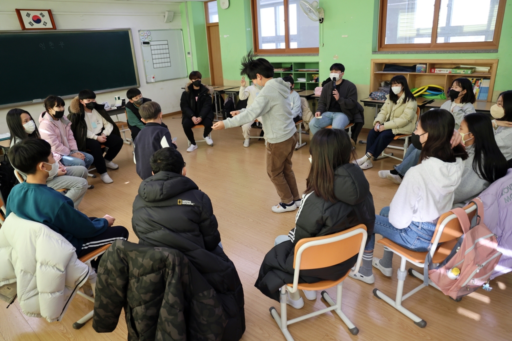 '아직은'…마스크 쓴 학생들