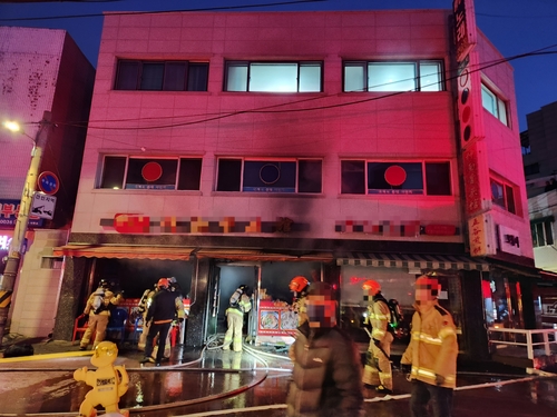 서울 구로동 주택가 창고서 불…주민 13명 대피