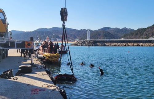 울진 앞바다 승용차 추락…운전자 추정 40대 숨져