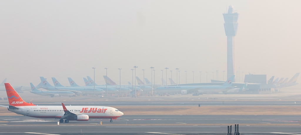 [사진톡톡] 안개와 미세먼지가 뒤덮은 인천공항 - 4