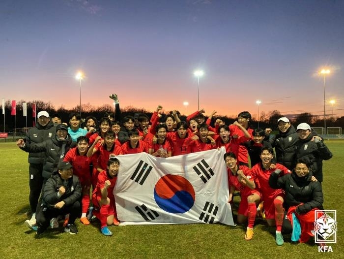 우승을 확정하고 기뻐하는 한국 U-17 축구 국가대표 선수단.