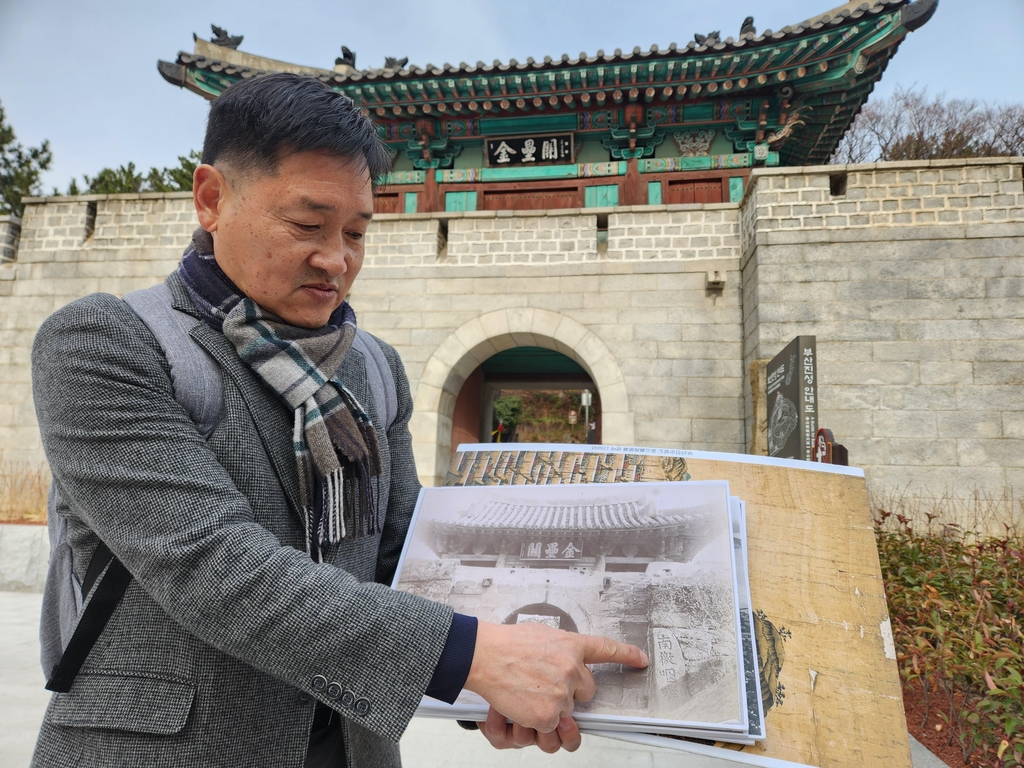 연합뉴스에 부산진성공원에 대해 설명하는 정순태 이사