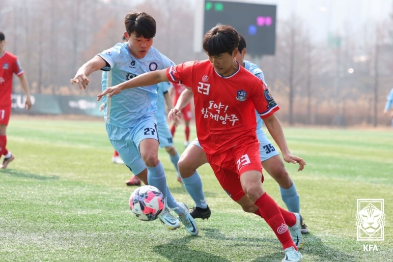 서울에서 열린 서울TNT(하늘색)와 양주FC(빨강)의 경기