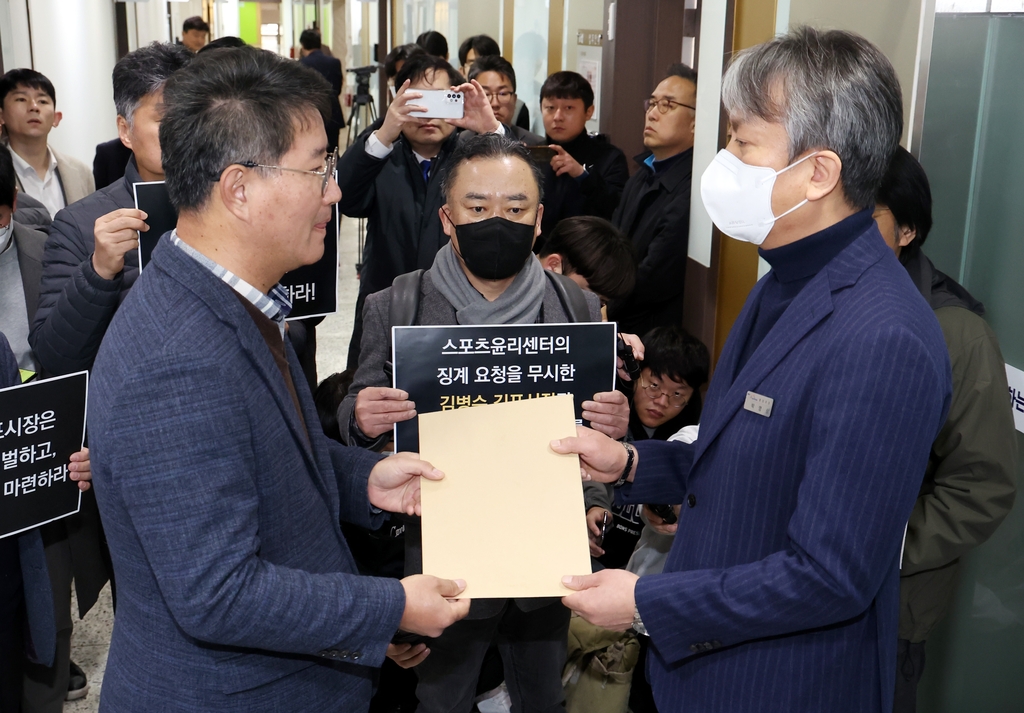 김포시에 항의문 전달하는 시민단체 회원들