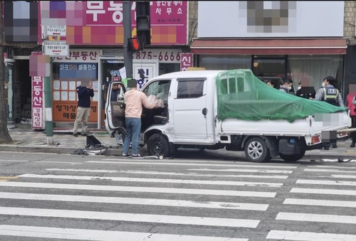 사고 후 횡단보도로 밀린 차량