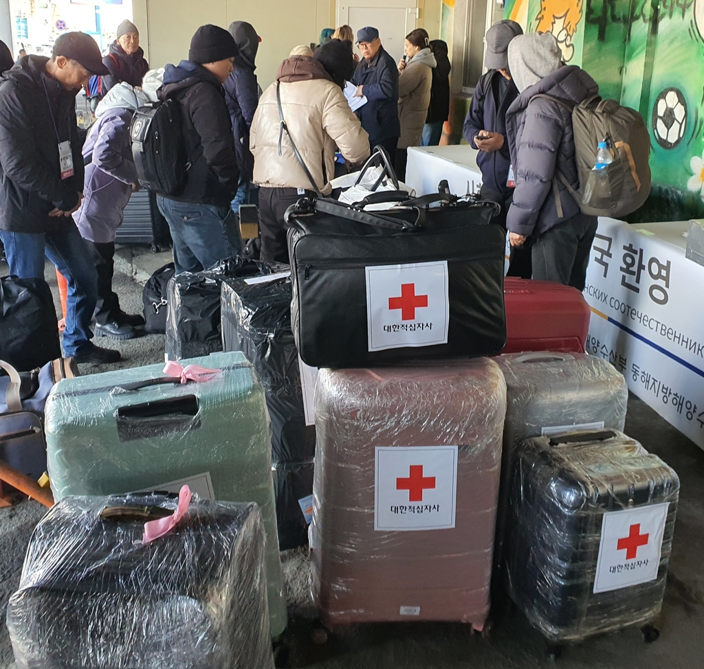 한국행 여객선에 실릴 사할린 동포들의 여행 가방 