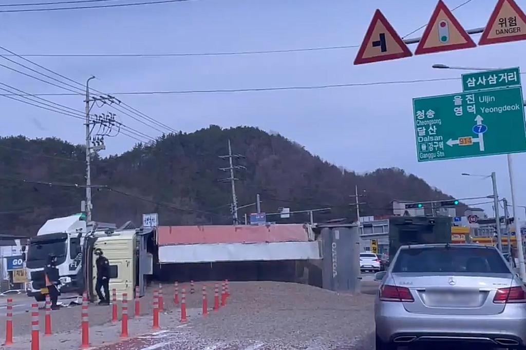 넘어진 트럭