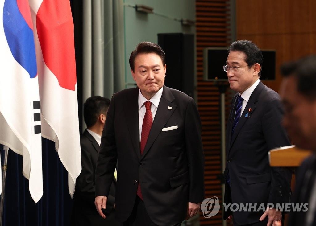 윤석열 대통령(왼쪽)과 기시다 후미오 일본 총리 
