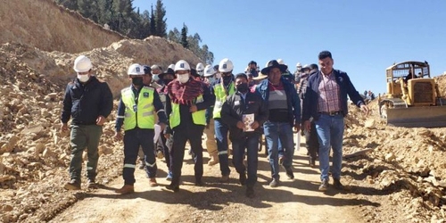 지난해 8월 볼리비아 수크레∼얌파라에스 고속도로 건설공사 현장 둘러보는 관계자들