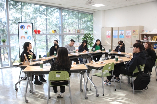 독자들과 대화하는 웹툰 작가 홍인혜(맨 왼쪽)