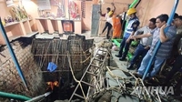 인도서 힌두교 사원 바닥 붕괴로 추락사고…"14명 사망"