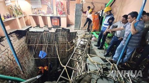 30일 붕괴 사고가 발생한 인도 중부의 힌두교 사원.