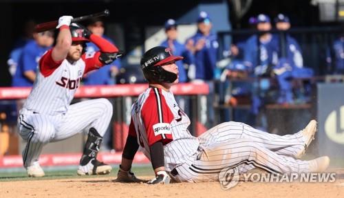 이중 도루로 홈을 파고들다 아웃된 문성주