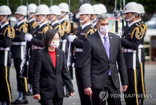 대만 의장대 사열하는 파라과이 대통령