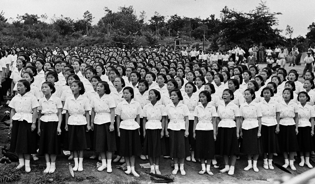 서울에서 열린 육군가 콩쿠르대회에서 학생들이 군가를 합창하고 있다. 1955년 [임인식 제공]