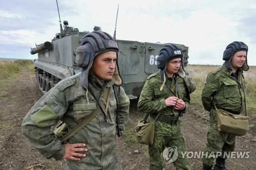 군사 훈련받는 러시아 예비역들 