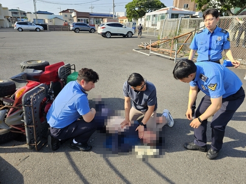 23일 오후 사고로 쓰러진 A씨 응급조치 하는 문현석 경장