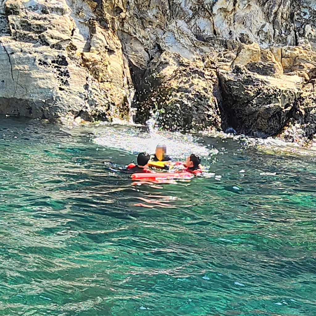 25일 제주 서귀포시 섶섬 주변 갯바위에 고립된 A씨를 구조하는 해경