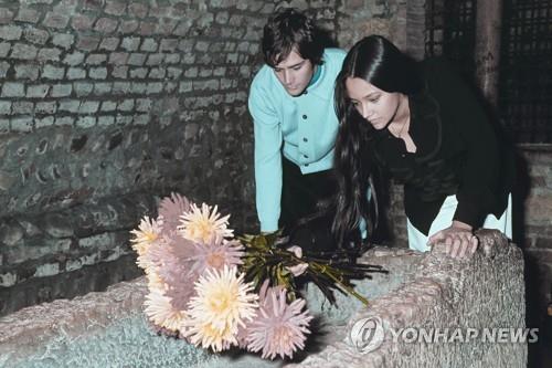 1968년 위팅과 핫세의 모습 [AP=연합뉴스 자료사진]