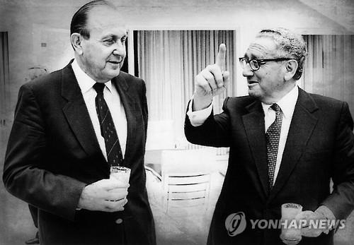 1985년 8월 한스 디트리히 겐셔(좌) 독일 외무부 장관과 키신저