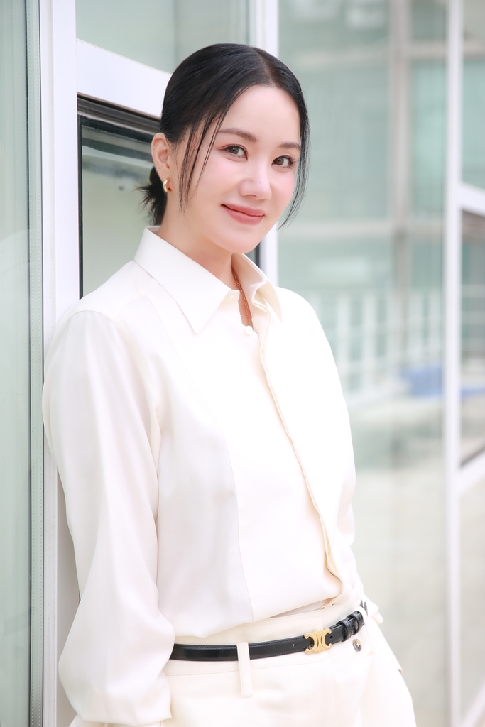 가수 겸 배우 엄정화