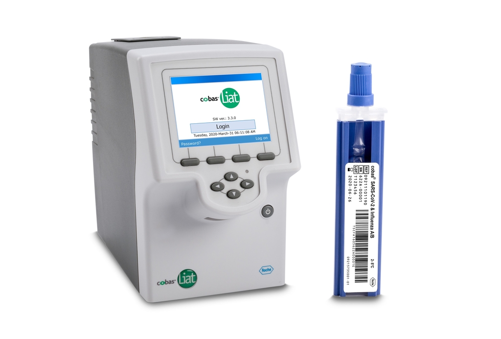 한국로슈진단의 코바스(cobas Liat) 전용 코로나19-독감 현장 신속 PCR 동시 검사 시약(오른쪽)과 검사장비[한국로슈진단 제공. 재판매 및 DB 금지]