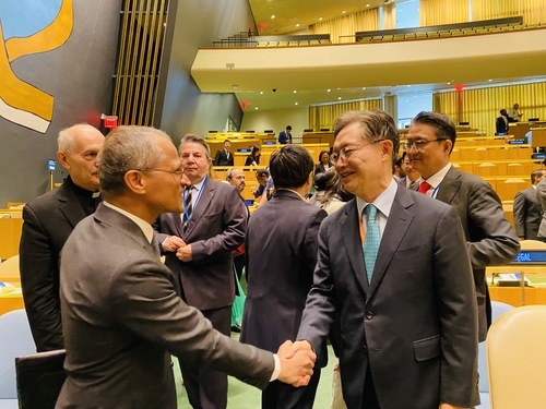 부르한 가푸르 주유엔 싱가포르대사의 축하를 받는 황준국 유엔대사
